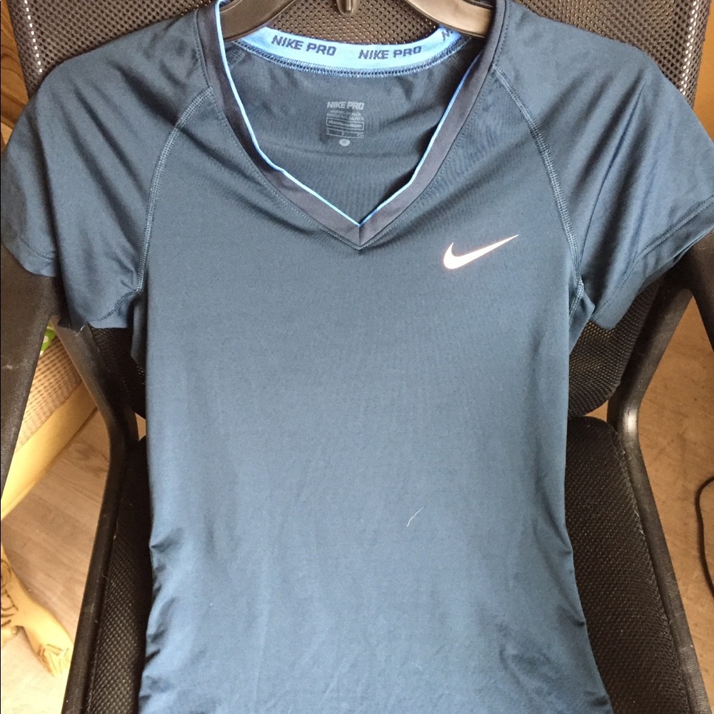 Nike woman dri-fit tee